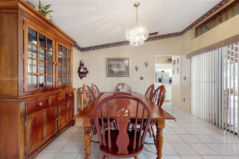 House in Miami, Florida 3 bedrooms, 152.82 sq.m. № 1926240 - photo 10