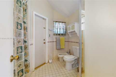 House in Miami, Florida 3 bedrooms, 152.82 sq.m. № 1926240 - photo 17