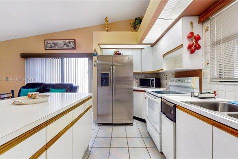 House in Miami, Florida 3 bedrooms, 152.82 sq.m. № 1926240 - photo 8