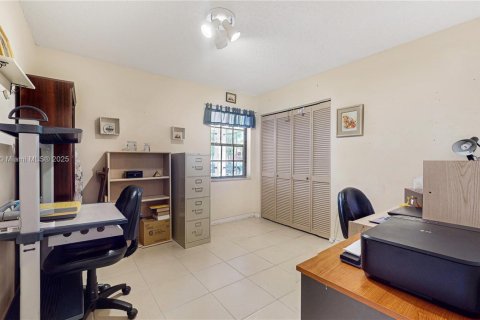 House in Miami, Florida 3 bedrooms, 152.82 sq.m. № 1926240 - photo 18