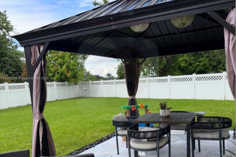 Снять в аренду виллу или дом в Корал-Спрингс, Флорида 3 спальни, 169.27м2, № 1966056 - фото 14