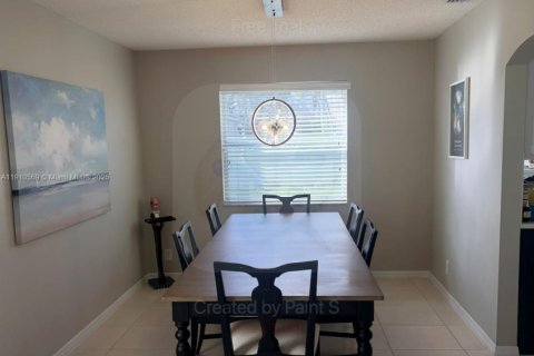 Снять в аренду виллу или дом в Корал-Спрингс, Флорида 3 спальни, 169.27м2, № 1966056 - фото 3