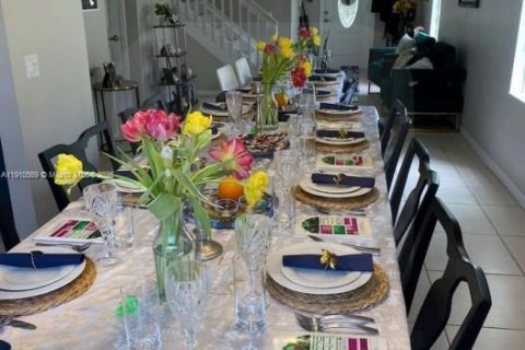 Снять в аренду виллу или дом в Корал-Спрингс, Флорида 3 спальни, 169.27м2, № 1966056 - фото 4