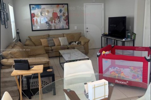 Снять в аренду виллу или дом в Корал-Спрингс, Флорида 3 спальни, 169.27м2, № 1966056 - фото 2