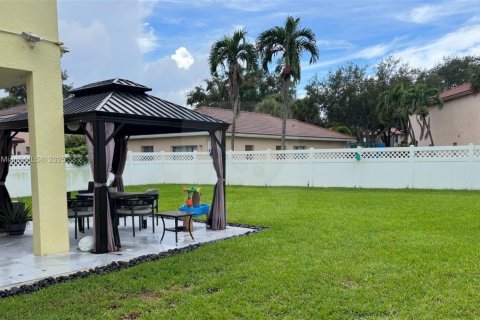 Снять в аренду виллу или дом в Корал-Спрингс, Флорида 3 спальни, 169.27м2, № 1966056 - фото 13