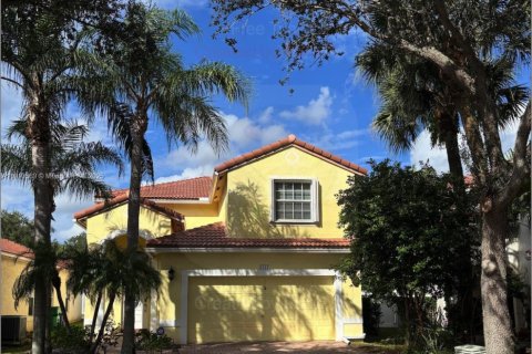 Снять в аренду виллу или дом в Корал-Спрингс, Флорида 3 спальни, 169.27м2, № 1966056 - фото 1