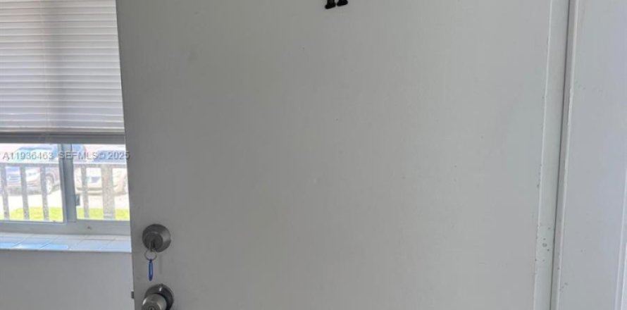 Studio in the Condo in Miami, Florida  № 1994427