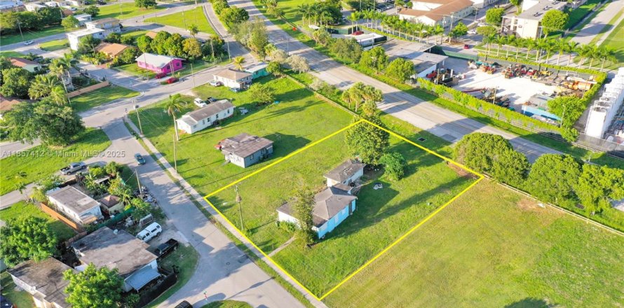Commercial property in Homestead, Florida № 1881838
