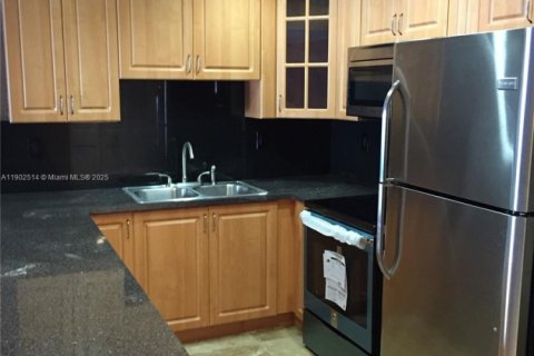 Condo in Miami, Florida, 1 bedroom  № 1953906 - photo 1