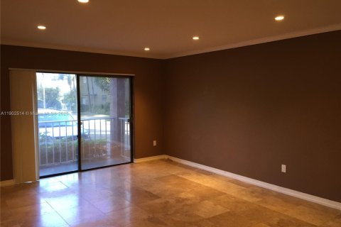 Condo in Miami, Florida, 1 bedroom  № 1953906 - photo 3