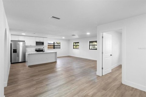 Casa en venta en Apopka, Florida, 5 dormitorios, 182.09 m2 № 1618957 - foto 9