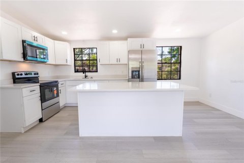 Villa ou maison à vendre à Tampa, Floride: 3 chambres, 117.52 m2 № 2129075 - photo 8