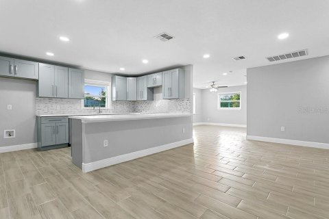 House in Orlando, Florida 4 bedrooms, 171.4 sq.m. № 2237783 - photo 6