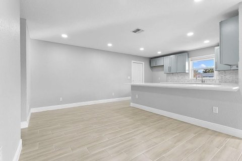 House in Orlando, Florida 4 bedrooms, 171.4 sq.m. № 2237783 - photo 8