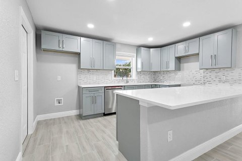 House in Orlando, Florida 4 bedrooms, 171.4 sq.m. № 2237783 - photo 5