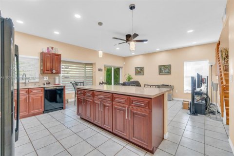 Casa en venta en Pembroke Pines, Florida, 4 dormitorios, 213.77 m2 № 1967359 - foto 12