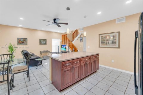 Casa en venta en Pembroke Pines, Florida, 4 dormitorios, 213.77 m2 № 1967359 - foto 13