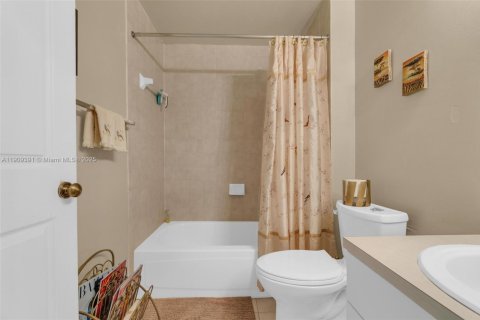 Casa en venta en Pembroke Pines, Florida, 4 dormitorios, 213.77 m2 № 1967359 - foto 30