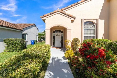 Casa en venta en Pembroke Pines, Florida, 4 dormitorios, 213.77 m2 № 1967359 - foto 4