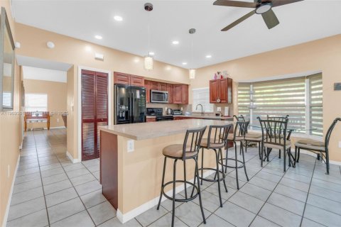Casa en venta en Pembroke Pines, Florida, 4 dormitorios, 213.77 m2 № 1967359 - foto 10