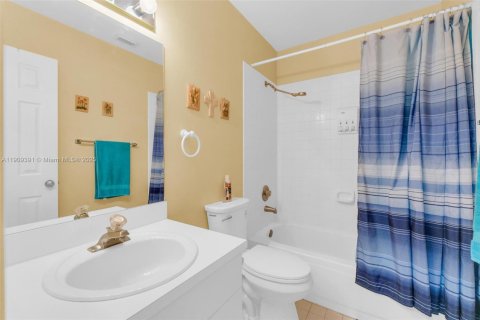 Casa en venta en Pembroke Pines, Florida, 4 dormitorios, 213.77 m2 № 1967359 - foto 19