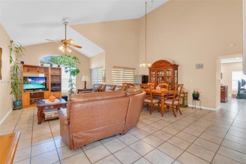 Casa en venta en Pembroke Pines, Florida, 4 dormitorios, 213.77 m2 № 1967359 - foto 6