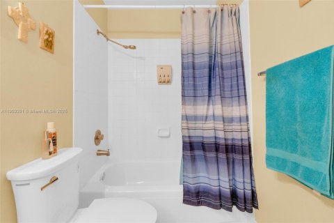 Casa en venta en Pembroke Pines, Florida, 4 dormitorios, 213.77 m2 № 1967359 - foto 20