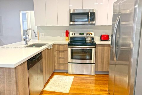 House in Miami, Florida 4 bedrooms, 185.8 sq.m. № 1957214 - photo 8