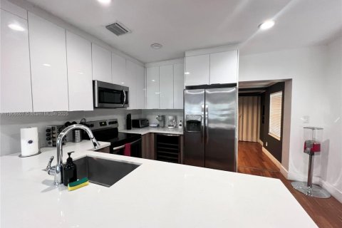 House in Miami, Florida 4 bedrooms, 185.8 sq.m. № 1957214 - photo 5