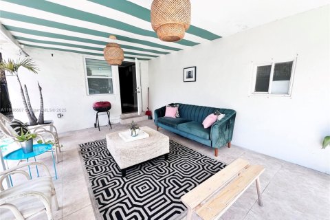 House in Miami, Florida 4 bedrooms, 185.8 sq.m. № 1957214 - photo 20