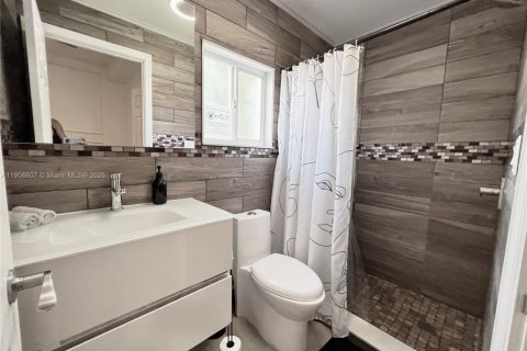 House in Miami, Florida 4 bedrooms, 185.8 sq.m. № 1957214 - photo 19