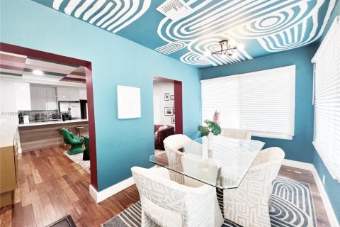 House in Miami, Florida 4 bedrooms, 185.8 sq.m. № 1957214 - photo 4