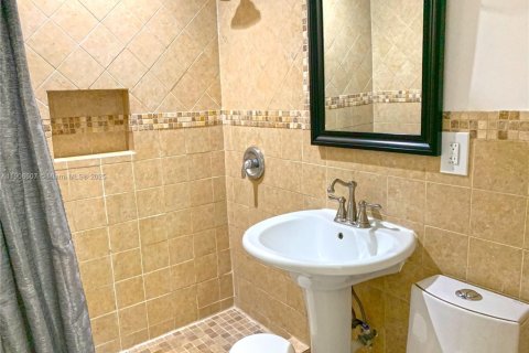 House in Miami, Florida 4 bedrooms, 185.8 sq.m. № 1957214 - photo 18