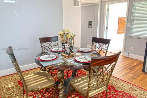 House in Miami, Florida 4 bedrooms, 185.8 sq.m. № 1957214 - photo 9