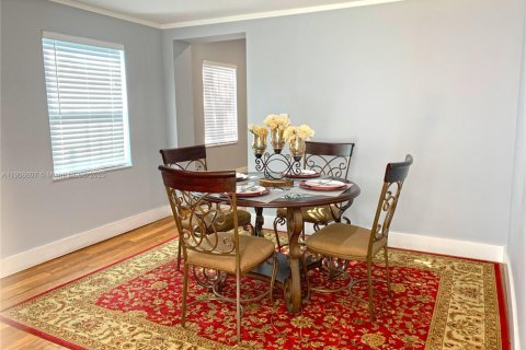 House in Miami, Florida 4 bedrooms, 185.8 sq.m. № 1957214 - photo 10