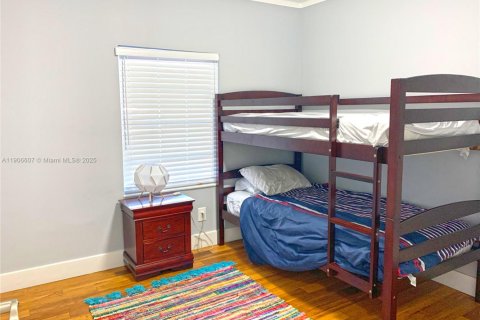 House in Miami, Florida 4 bedrooms, 185.8 sq.m. № 1957214 - photo 16