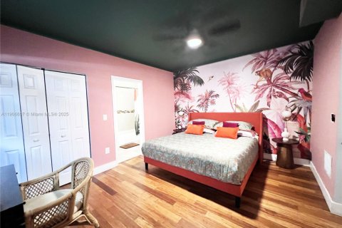 House in Miami, Florida 4 bedrooms, 185.8 sq.m. № 1957214 - photo 12