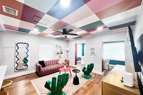 House in Miami, Florida 4 bedrooms, 185.8 sq.m. № 1957214 - photo 1