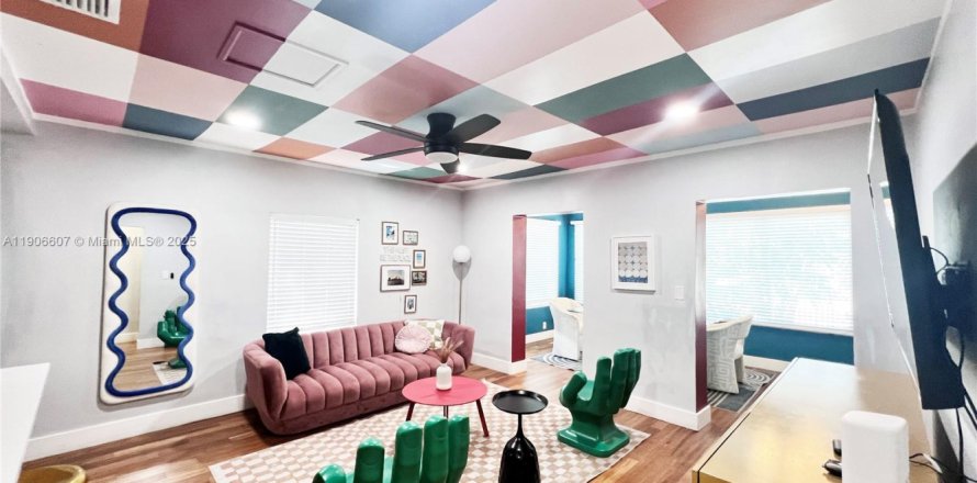 House in Miami, Florida 4 bedrooms, 185.8 sq.m. № 1957214