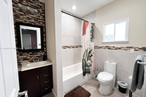 House in Miami, Florida 4 bedrooms, 185.8 sq.m. № 1957214 - photo 14