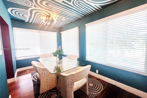 House in Miami, Florida 4 bedrooms, 185.8 sq.m. № 1957214 - photo 3