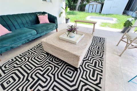 House in Miami, Florida 4 bedrooms, 185.8 sq.m. № 1957214 - photo 21