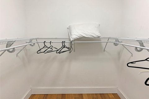 House in Miami, Florida 4 bedrooms, 185.8 sq.m. № 1957214 - photo 13