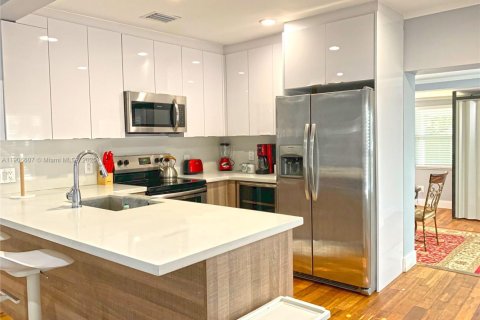 House in Miami, Florida 4 bedrooms, 185.8 sq.m. № 1957214 - photo 6