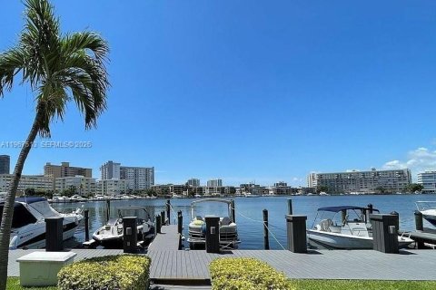 Condominio en Hallandale Beach, Florida, 2 dormitorios  № 2028680