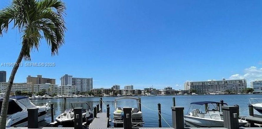 Кондоминиум с 2 спальнями в Халландейл-Бич, Флорида № 2028680