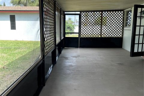 Casa en venta en Miami, Florida, 3 dormitorios № 2038366 - foto 16