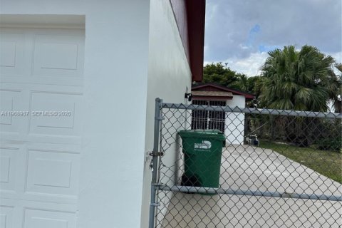 Casa en venta en Miami, Florida, 3 dormitorios № 2038366 - foto 3