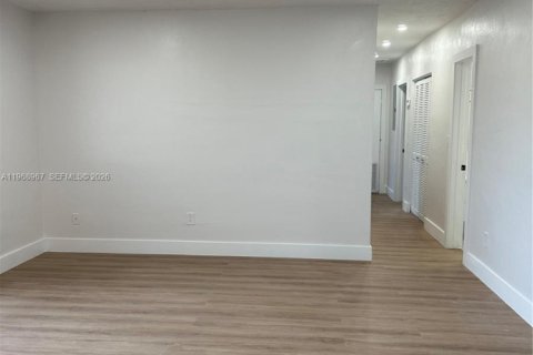 Casa en venta en Miami, Florida, 3 dormitorios № 2038366 - foto 4