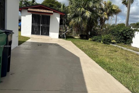 Casa en venta en Miami, Florida, 3 dormitorios № 2038366 - foto 18